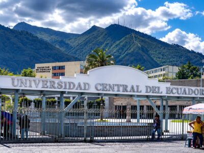 Entrada principal de la Universidad Central del Ecuador.