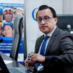 David Rosero sentado en una oficina del CPCCS.