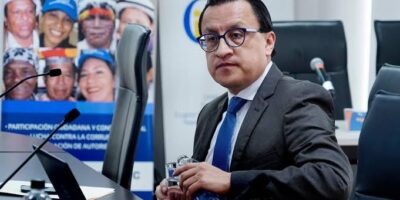 David Rosero sentado en una oficina del CPCCS.