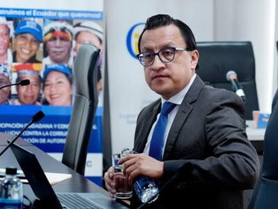 David Rosero sentado en una oficina del CPCCS.