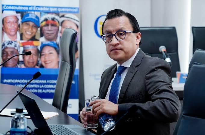David Rosero sentado en una oficina del CPCCS.