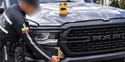 Agente inspecciona la parte delantera de una camioneta Ram.