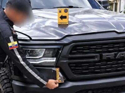 Agente inspecciona la parte delantera de una camioneta Ram.
