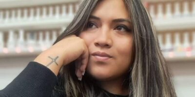 Retrato de una mujer que apoya la cabeza sobre una mano.