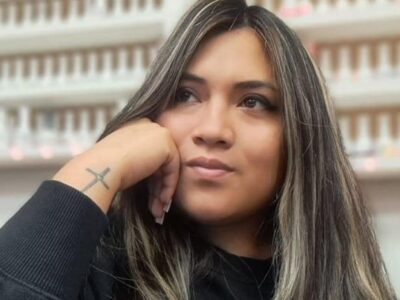 Retrato de una mujer que apoya la cabeza sobre una mano.