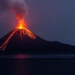 Volcán en erupción con lava y una columna de humo durante la noche.