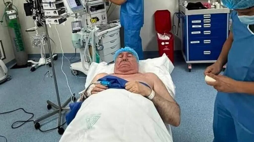 Abdalá Bucaram acostado en una cama rodeada de equipos médicos.