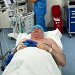 Abdalá Bucaram acostado en una cama rodeada de equipos médicos.