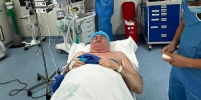 Abdalá Bucaram acostado en una cama rodeada de equipos médicos.