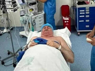Abdalá Bucaram acostado en una cama rodeada de equipos médicos.