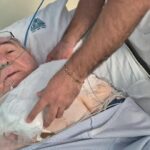 Abdalá Bucaram recibe atención médica en una cama hospitalaria.