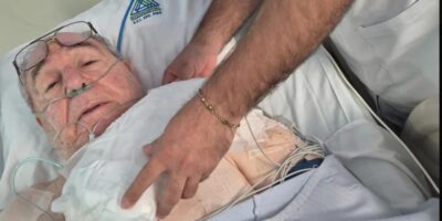 Abdalá Bucaram recibe atención médica en una cama hospitalaria.