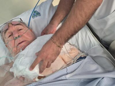 Abdalá Bucaram recibe atención médica en una cama hospitalaria.