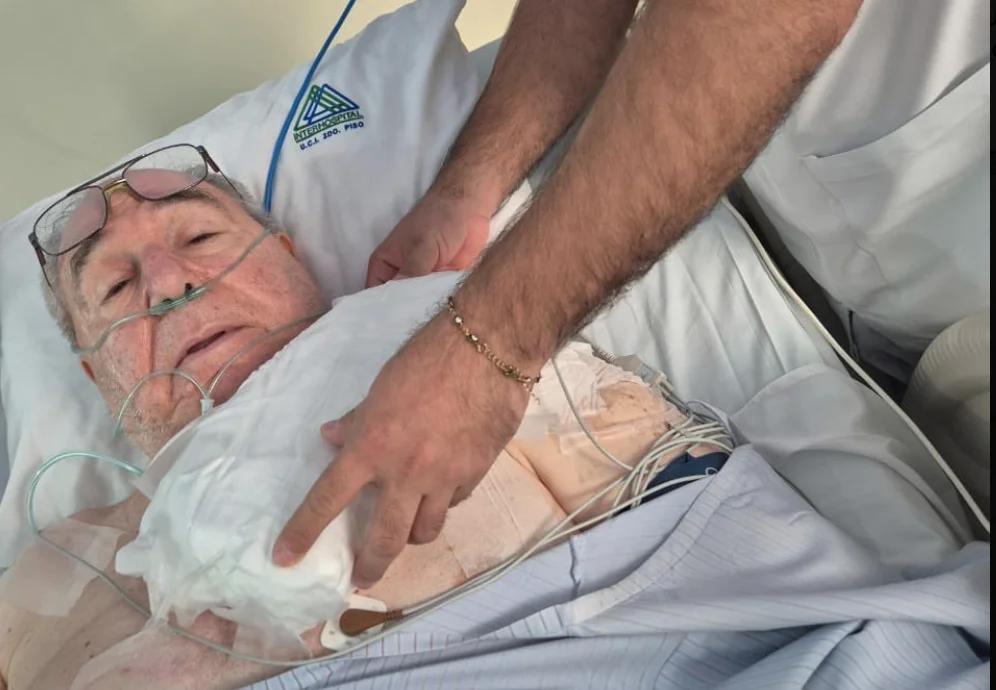Abdalá Bucaram recibe atención médica en una cama hospitalaria.