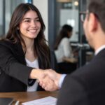 Imagen ilustrativa de una entrevista de trabajo con un saludo de manos.