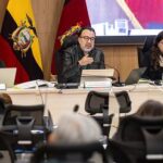Autoridades reunidas en una mesa del Concejo Metropolitano de Quito.