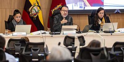 Autoridades reunidas en una mesa del Concejo Metropolitano de Quito.