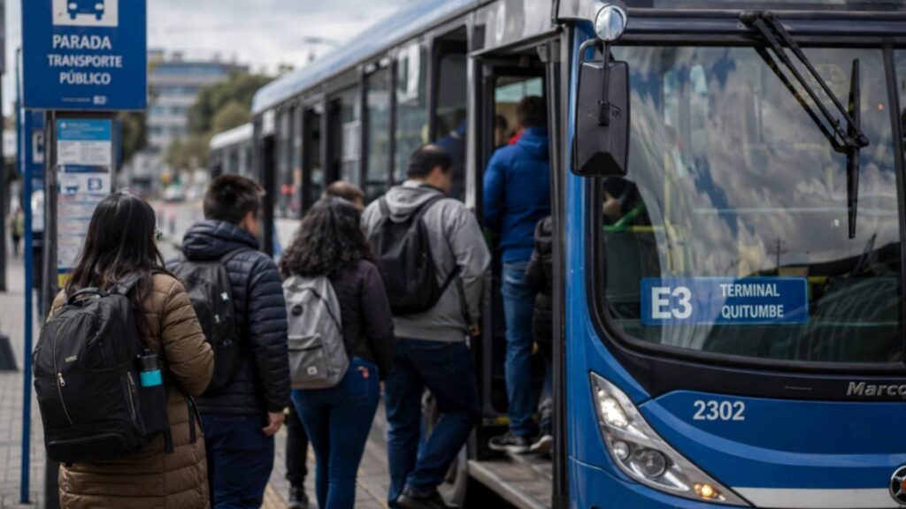 Pasajeros suben a un autobús azul en una parada de transporte público.