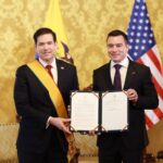 Daniel Noboa y Marco Rubio posan con un documento frente a las banderas de Ecuador y Estados Unidos.