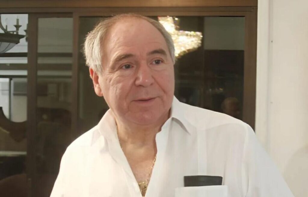 Abdalá Bucaram habla ante la cámara con una camisa blanca.