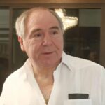 Abdalá Bucaram habla ante la cámara con una camisa blanca.