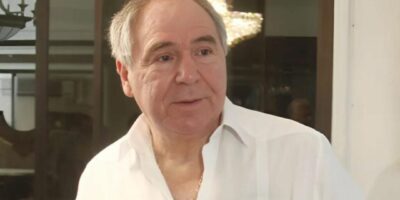 Abdalá Bucaram habla ante la cámara con una camisa blanca.