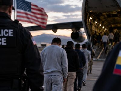 Composición de un agente de ICE, personas junto a un avión y un uniforme con la bandera de Ecuador.