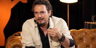 Fausto Miño sentado en un sofá durante una entrevista.