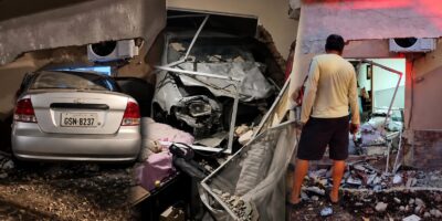 Un automóvil entre escombros y estructuras dañadas en el interior de una vivienda.