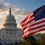 El Capitolio de Estados Unidos y una bandera estadounidense al atardecer.