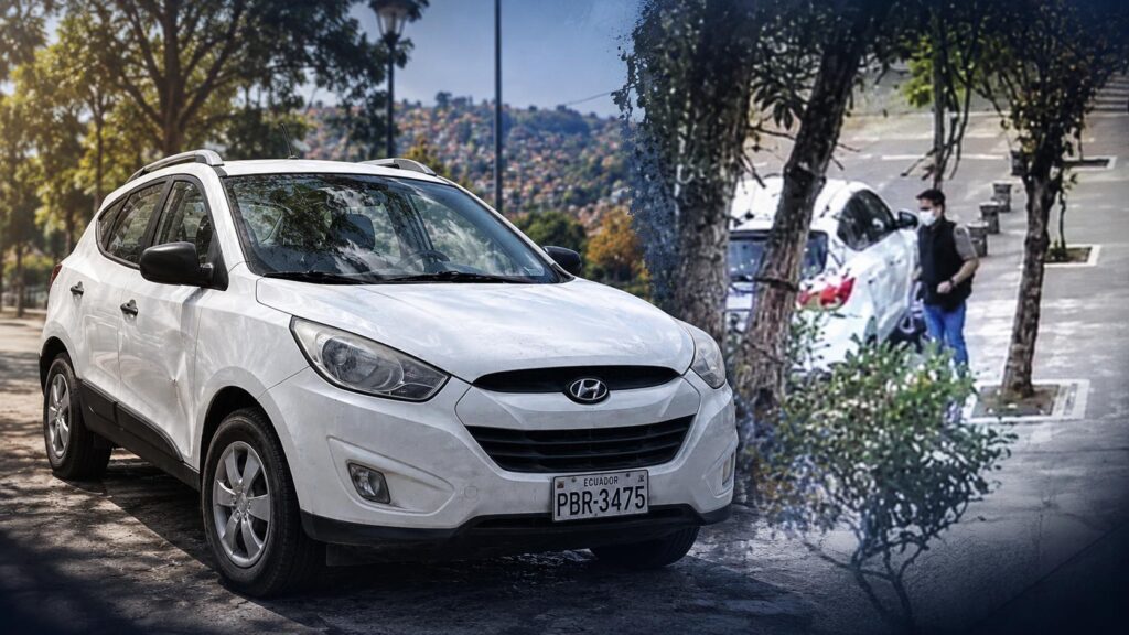 Composición de un vehículo Hyundai blanco estacionado y una escena captada por una cámara de seguridad.