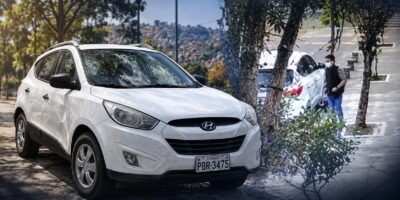 Composición de un vehículo Hyundai blanco estacionado y una escena captada por una cámara de seguridad.