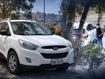 Composición de un vehículo Hyundai blanco estacionado y una escena captada por una cámara de seguridad.