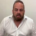 Xavier Jordán habla ante la cámara con una camisa blanca.