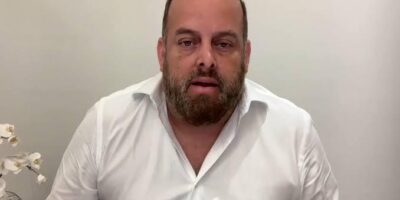 Xavier Jordán habla ante la cámara con una camisa blanca.