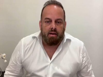 Xavier Jordán habla ante la cámara con una camisa blanca.
