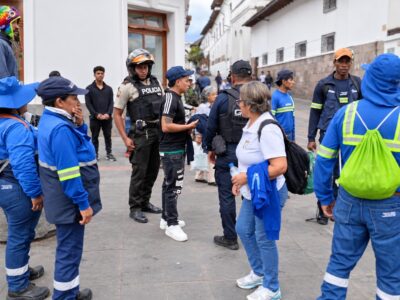 Trabajadores de limpieza, agentes y otros ciudadanos reunidos en una calle.