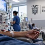 Composición de un paciente conectado a un equipo de diálisis y el emblema del Ministerio de Salud Pública.
