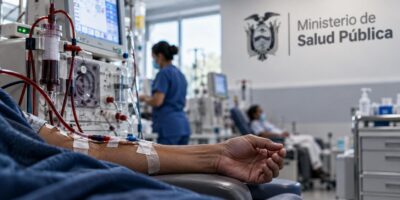 Composición de un paciente conectado a un equipo de diálisis y el emblema del Ministerio de Salud Pública.