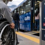 Composición de una persona en silla de ruedas junto a un autobús y un aviso de tarifa preferencial.