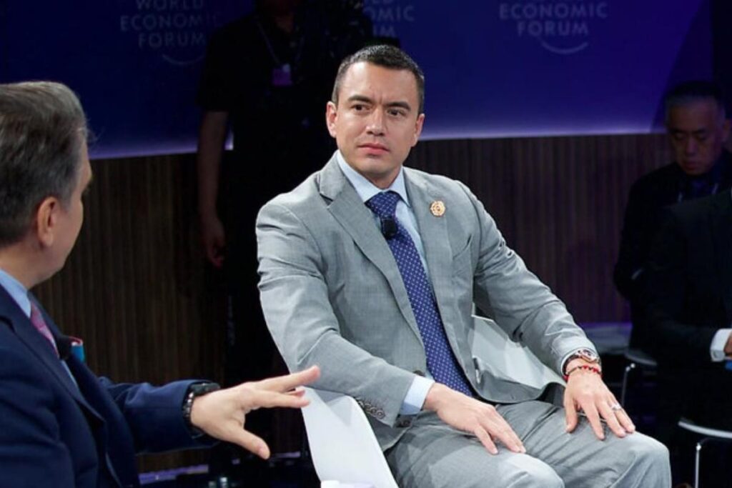 Daniel Noboa sentado durante una conversación en un foro.