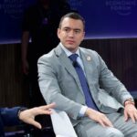 Daniel Noboa sentado durante una conversación en un foro.