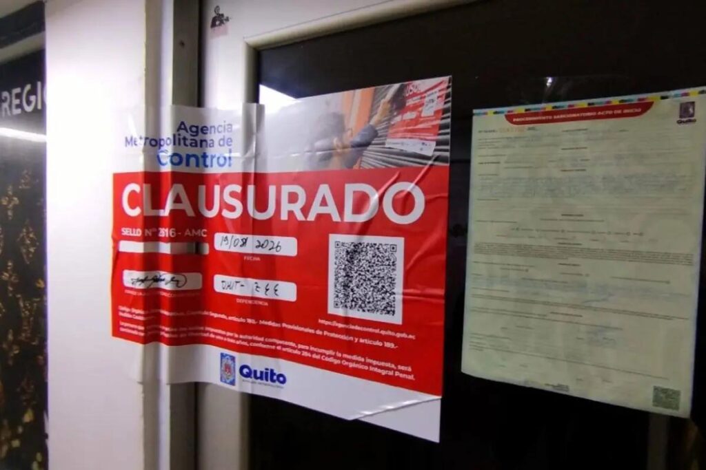 Aviso de clausura de la Agencia Metropolitana de Control pegado en la puerta de un establecimiento.