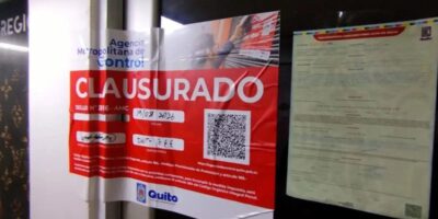 Aviso de clausura de la Agencia Metropolitana de Control pegado en la puerta de un establecimiento.