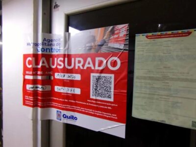 Aviso de clausura de la Agencia Metropolitana de Control pegado en la puerta de un establecimiento.