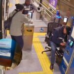 Captura de una cámara de seguridad con personas junto a los validadores de una estación del Trolebús.
