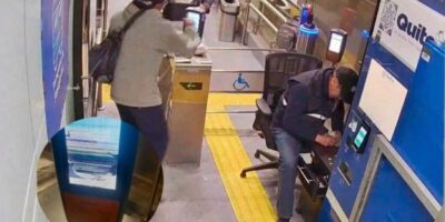 Captura de una cámara de seguridad con personas junto a los validadores de una estación del Trolebús.