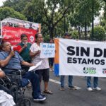 Manifestantes con un cartel que dice «Sin diálisis estamos muriendo».