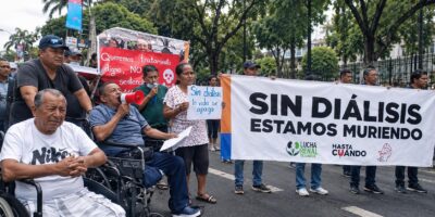 Manifestantes con un cartel que dice «Sin diálisis estamos muriendo».
