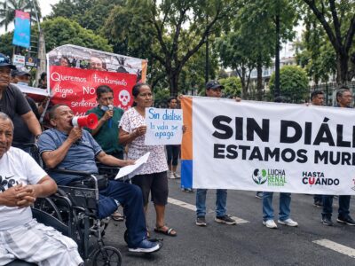 Manifestantes con un cartel que dice «Sin diálisis estamos muriendo».